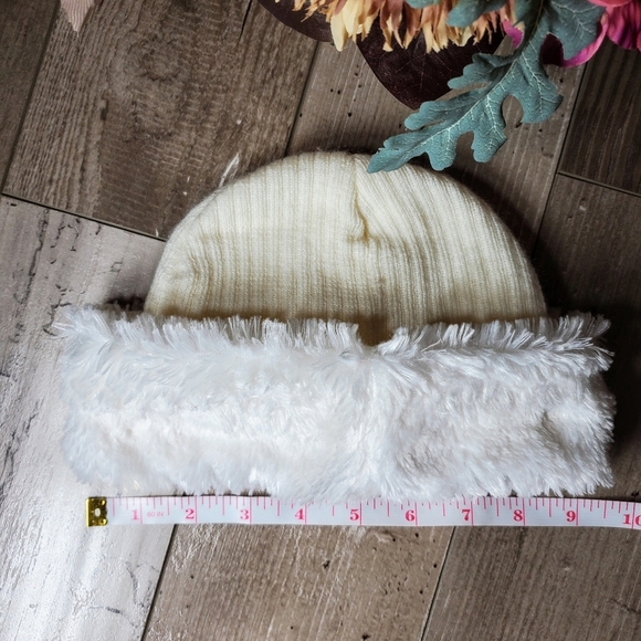 NWT Ivory Off-White Toddler Girl Faux Fur Beanie Winter Hat - Picture 5 of 8